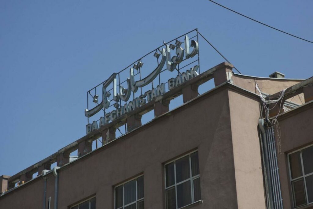 ЦБ Афганистана запретил снимать со счетов больше $200 в неделю