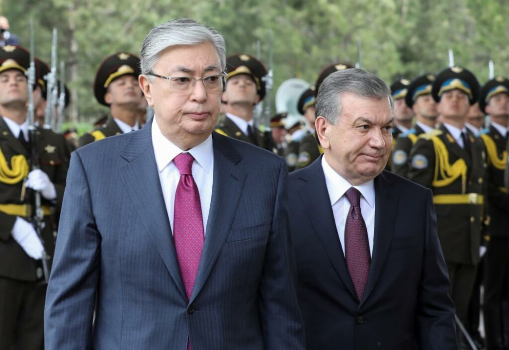 Президент Узбекистана поздравил Токаева с победой на выборах