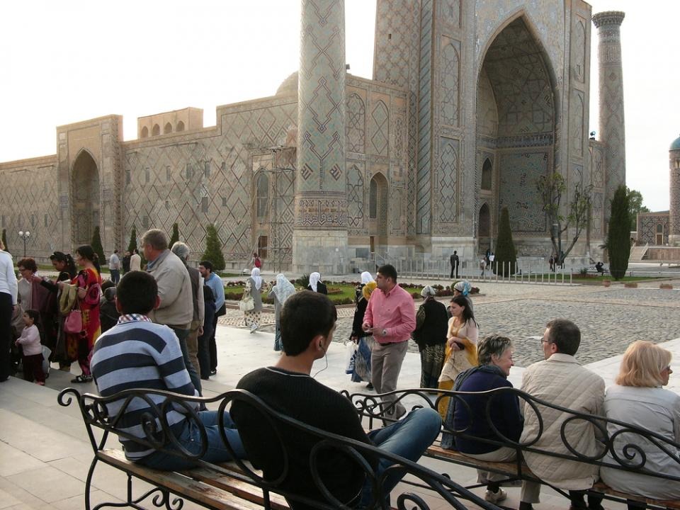 Молодёжь Узбекистана готова не уезжать из страны при определенных условиях