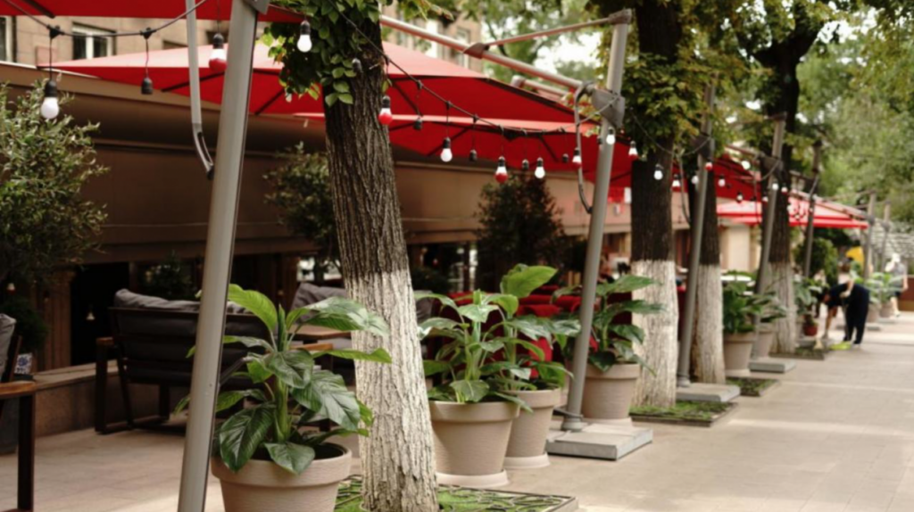 Летние площадки спасают сегмент Food & Beverage от разорения