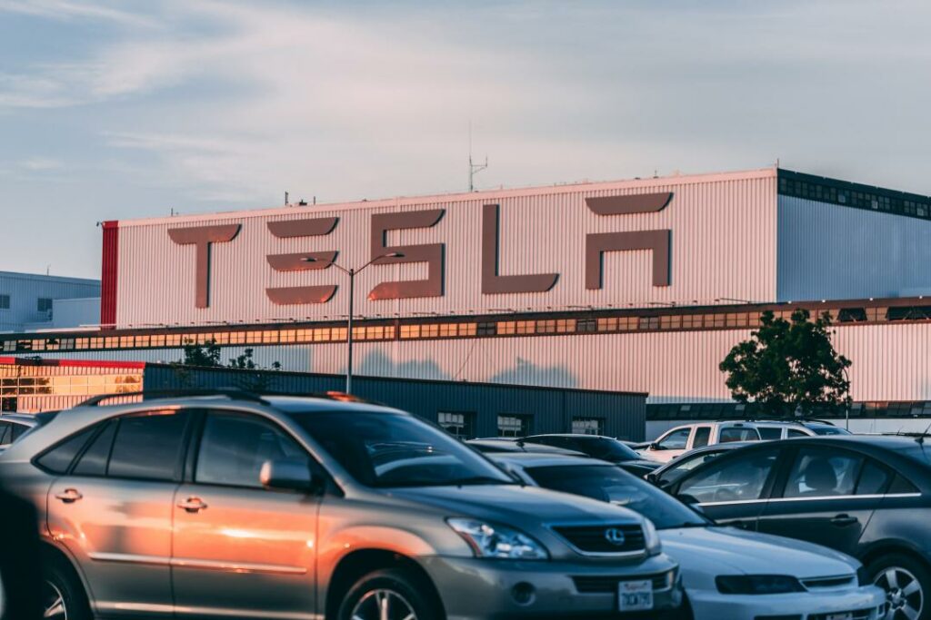 Tesla анонсировала две новые модели