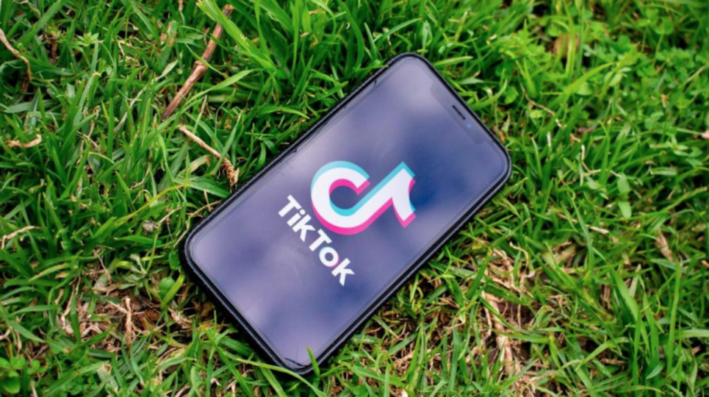 Китай счел требование продать TikTok американцам политической манипуляцией