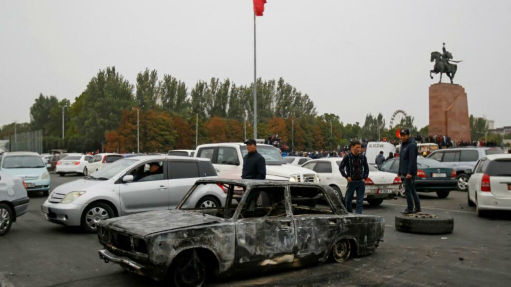 Президент Кыргызстана ввел чрезвычайное положение в Бишкеке