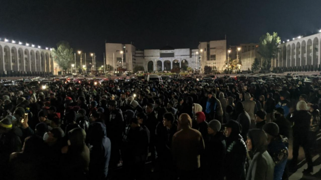 Жээнбеков повторно ввел режим ЧП в Бишкеке