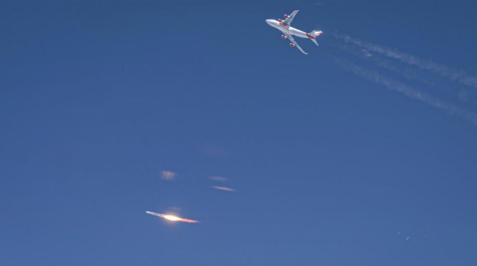 Компания Брэнсона успешно запустила ракету с борта самолета