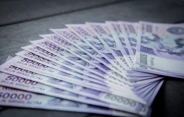 Реальный обменный курс сума в мае просел на 1,8%