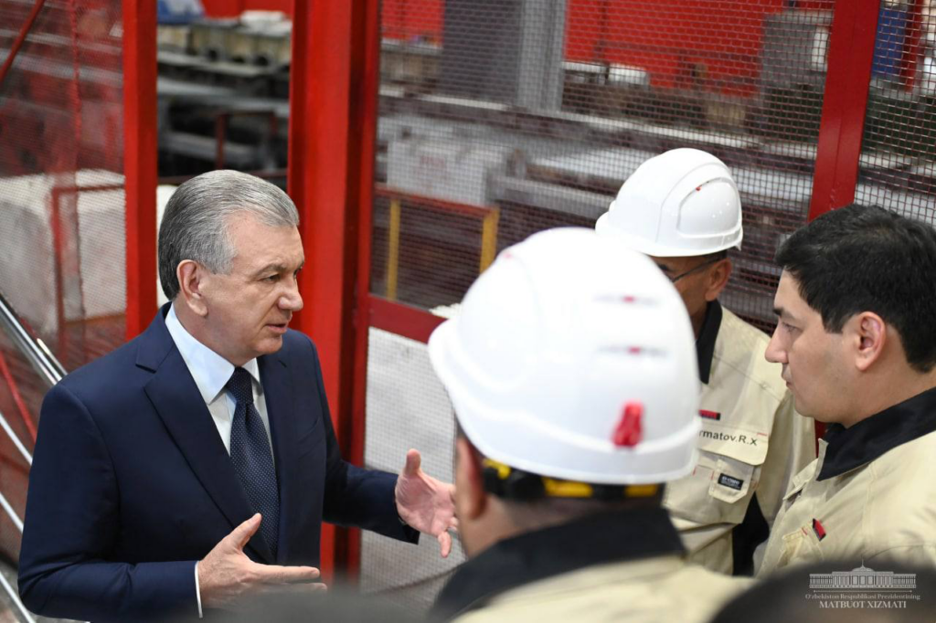 Мирзиёев поручил ускорить расширение производства «Узметкомбината»