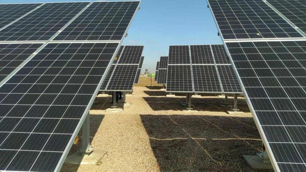 Более тысячи больниц и поликлиник оснастят солнечными батареями