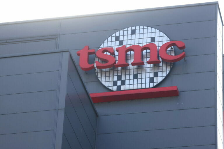 Прибыль ведущего производителя чипов TSMC выросла почти на 60%