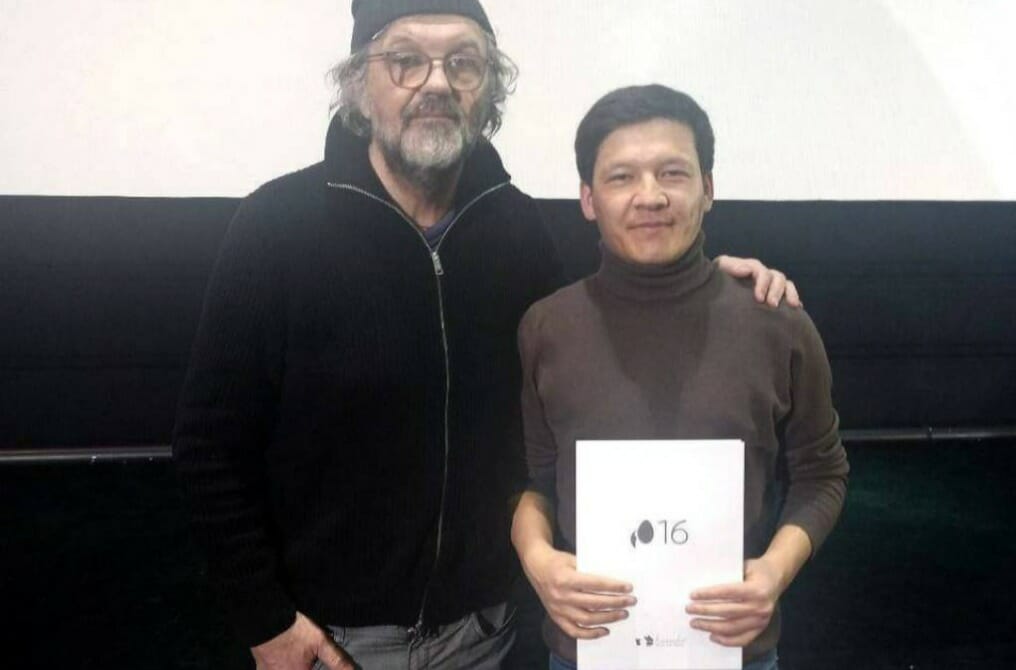 Узбекистанский студент получил приз из рук Кустурицы