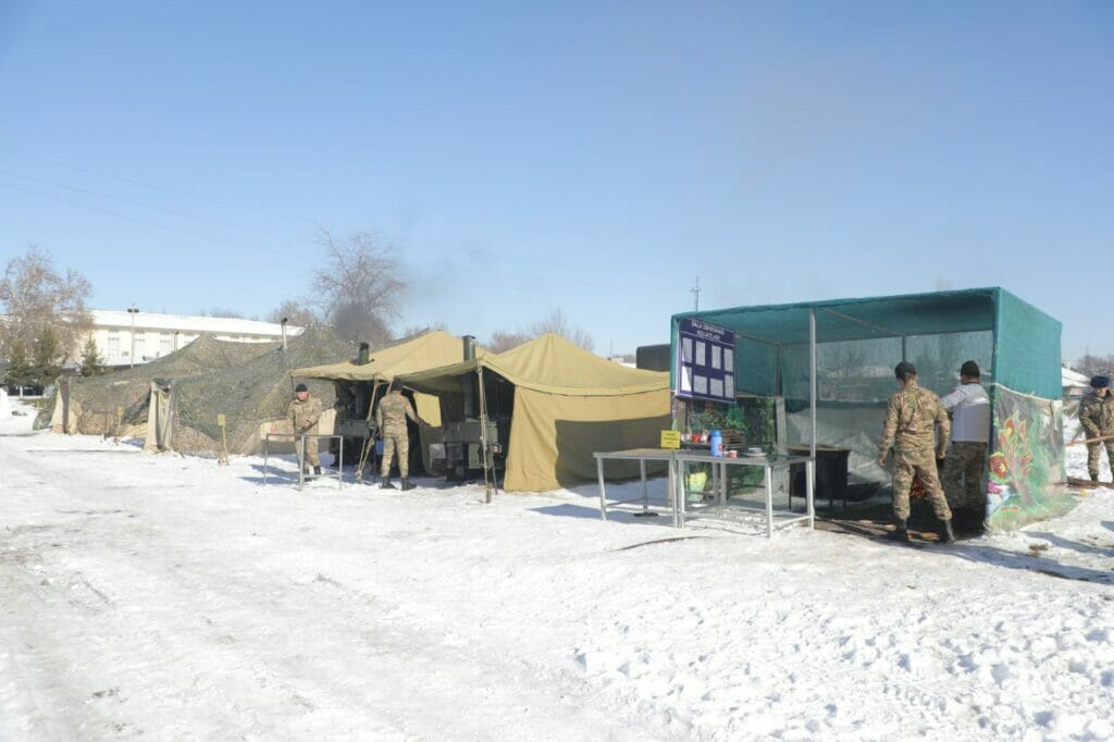 Пункты обогрева и горячего питания разворачивают по всей стране