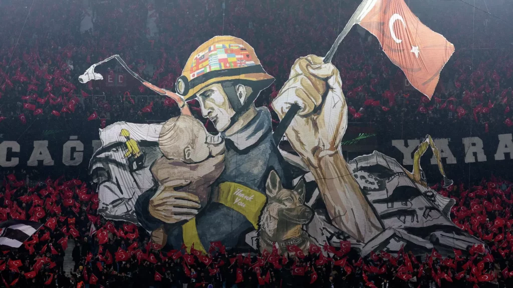 Турецкие болельщики поблагодарили спасателей Узбекистана