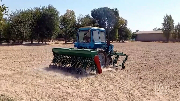 В узбекистанском НИИ изобрели агрегат для посева хлопка