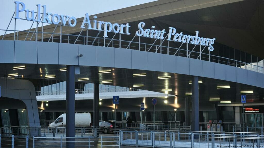Аэропорт Петербурга снял ограничения на полеты