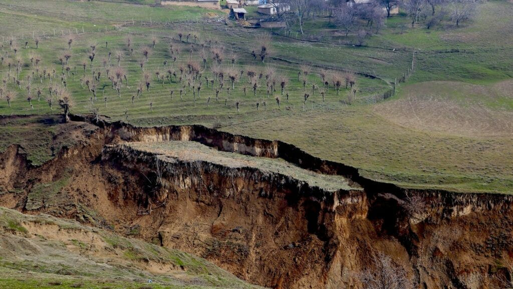 В Сурхандарье отменили ж/д рейсы из-за оползня