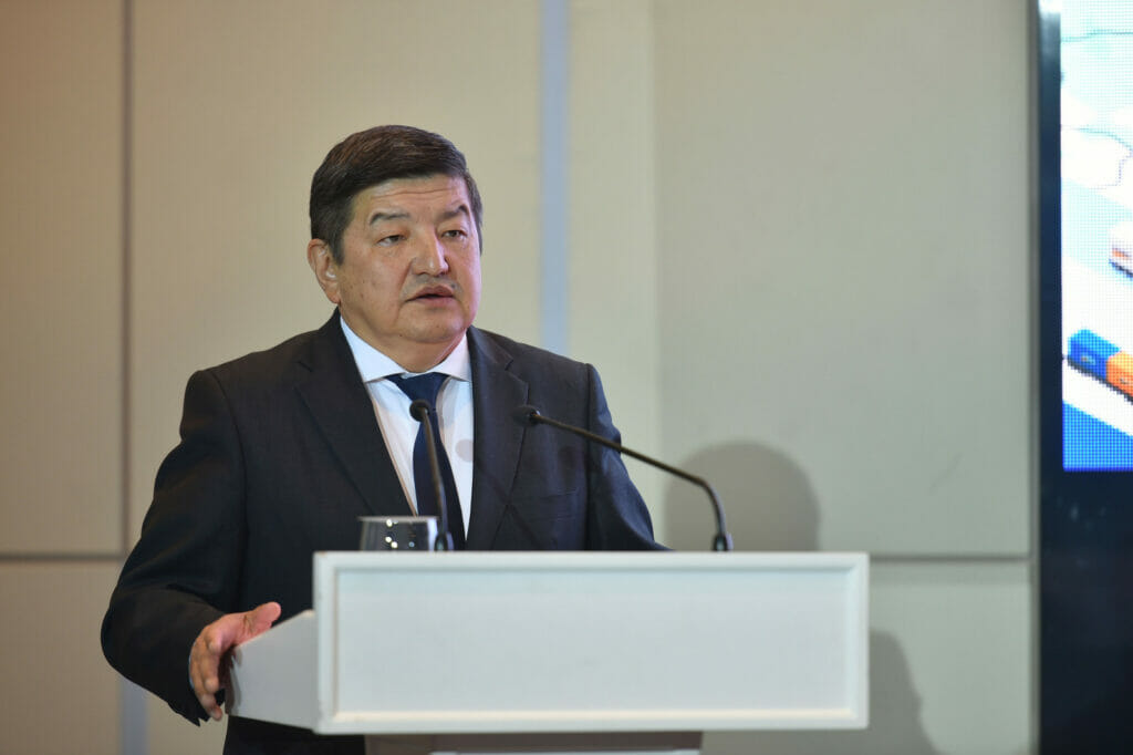 Кыргызстан может открыть транспортный коридор в РФ через Узбекистан