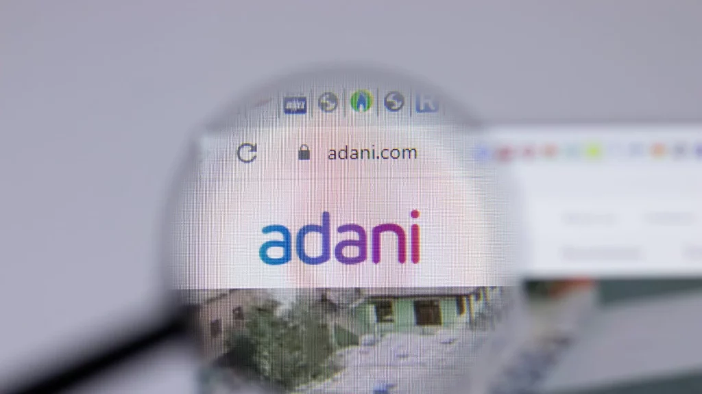 Adani вдвое сократила план по росту выручки на фоне обвинений в махинациях