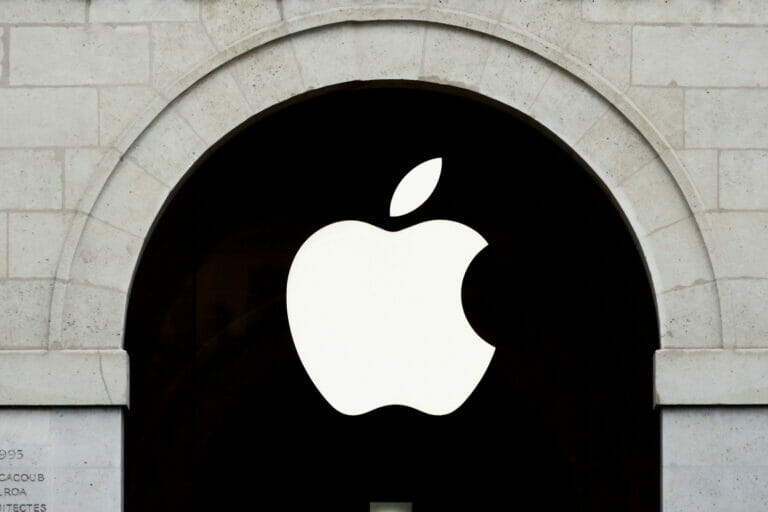 Акции Apple дешевеют из-за медленного внедрения ИИ