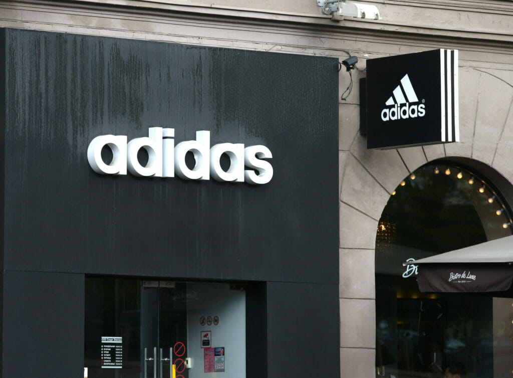 S&P Adidas reytingini pasaytirdi