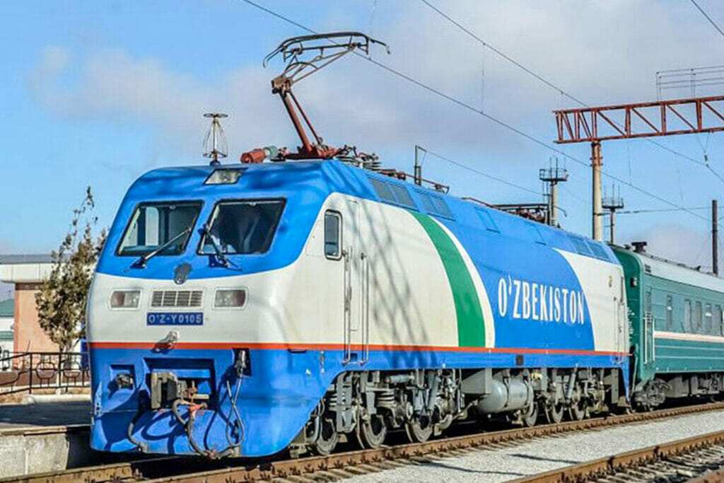 Поезд из Ташкента в Ходжикент отменили на два дня