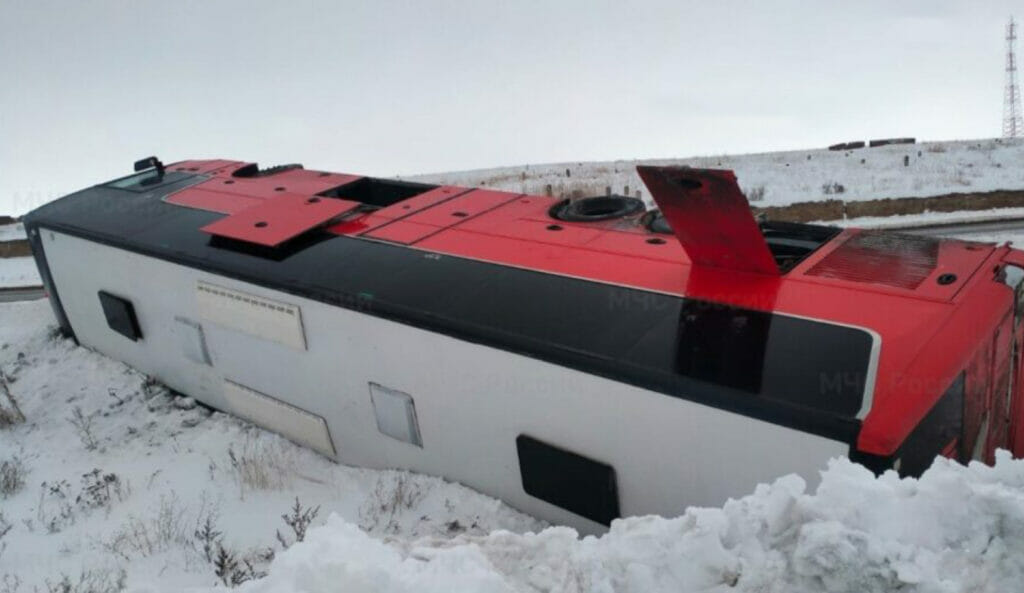 В Оренбургской области перевернулся едущий в РУз автобус с 29 пассажирами