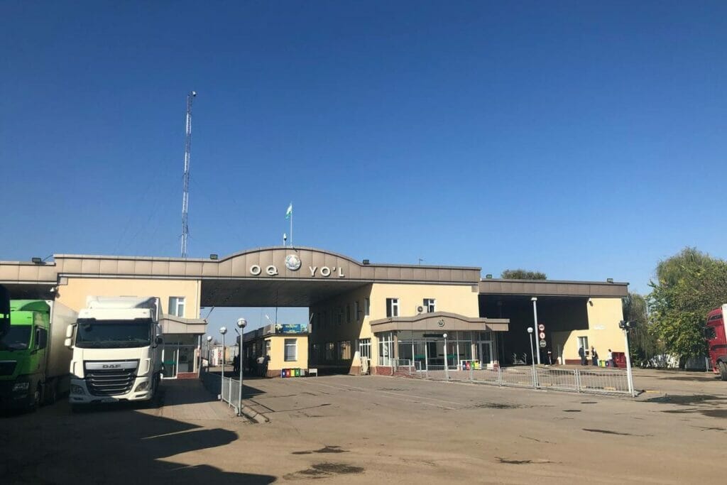 Казахстан запустит электронную очередь на границе с РУз