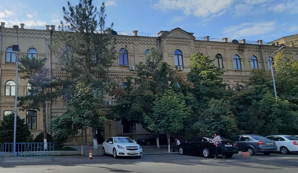 Фонд «Махалла» выдал жителям книги на три миллиарда сумов