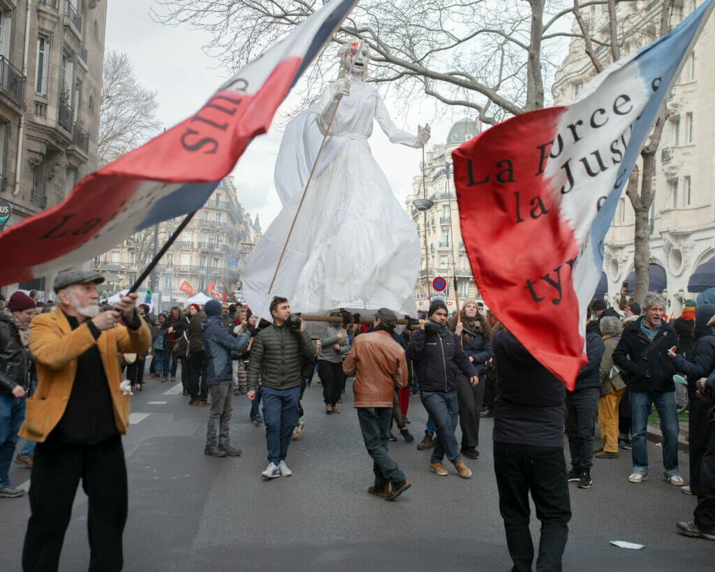 Протесты против пенсионной реформы во Франции обернулись беспорядками