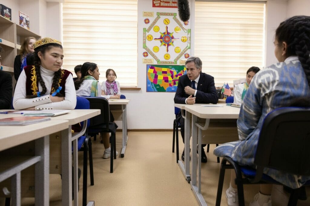Блинкен: США выделили на преподавание английского в РУз свыше $25 млн