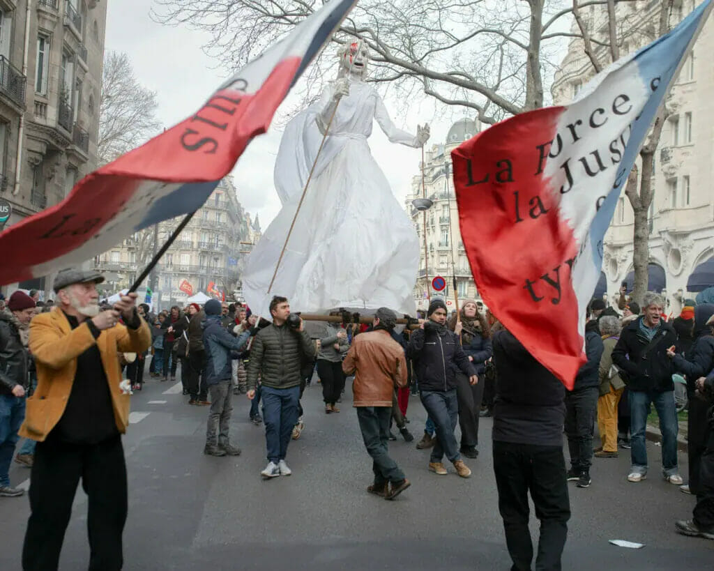 Fransiyada pensiya islohotiga qarshi namoyishlar tartibsizliklarga aylandi