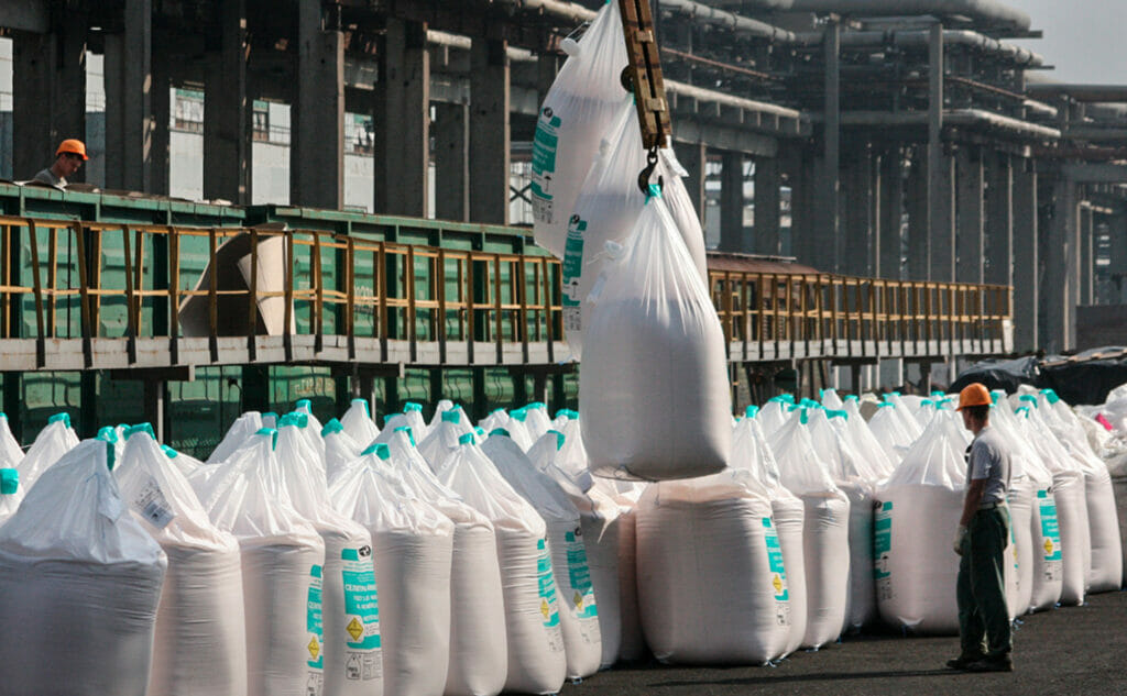 Узбекистан будет поставлять в Кыргызстан удобрения