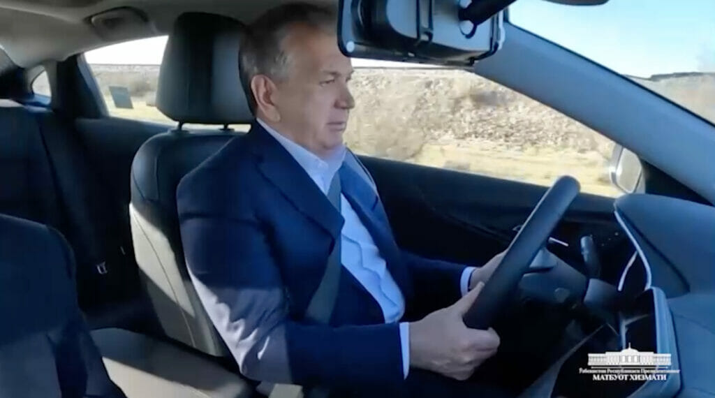 Президент лично проехался по дороге Байсун — Денау