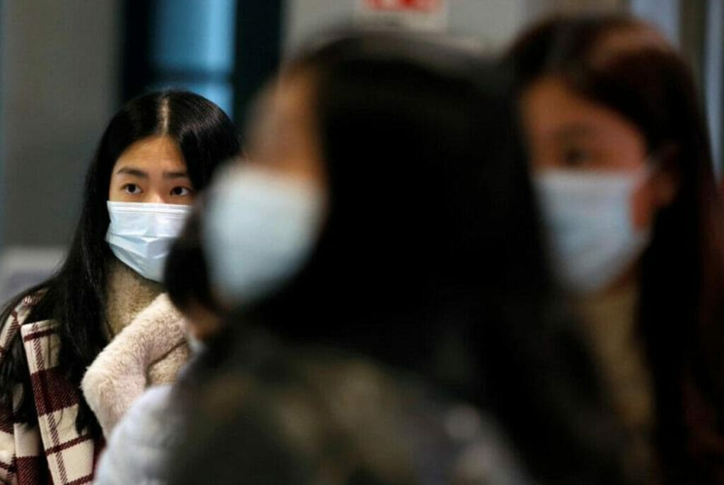 В Южной Корее отменят обязательное ношение масок в транспорте