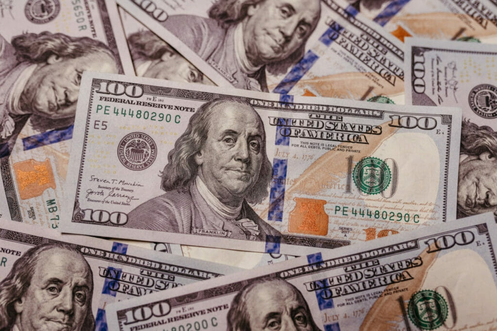 Гражданка РФ пыталась незаконно провезти в Узбекистан $90 тыс.