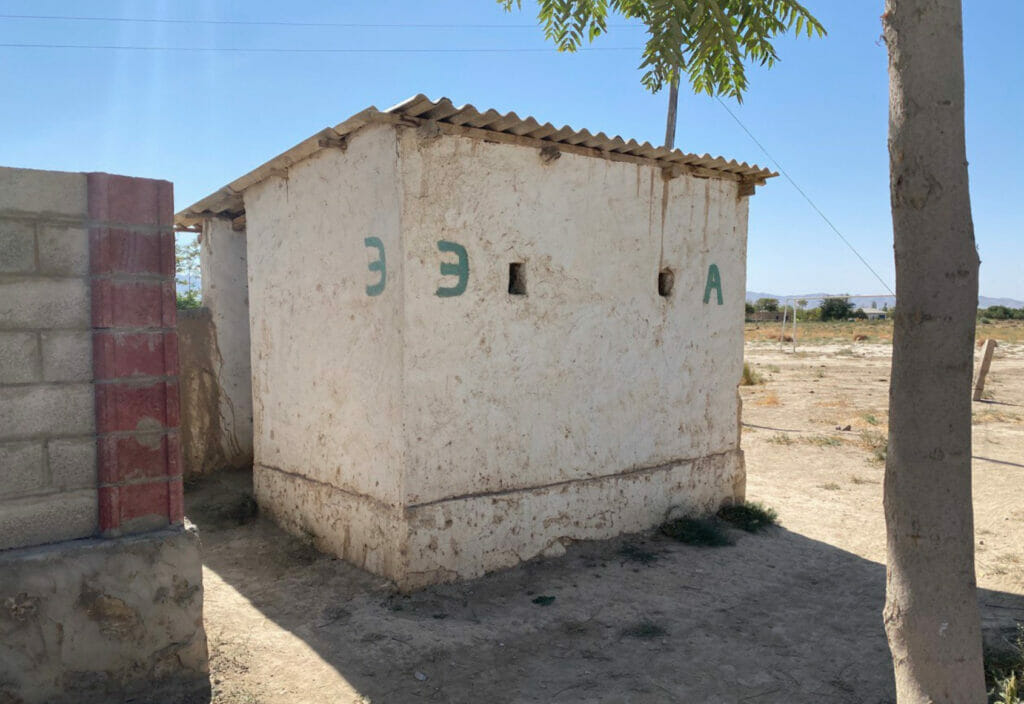 Почти половина населения Узбекистана пользуется выгребными ямами