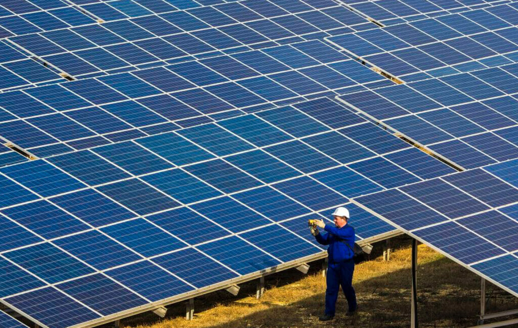 В Навои началось строительство солнечной ФЭС