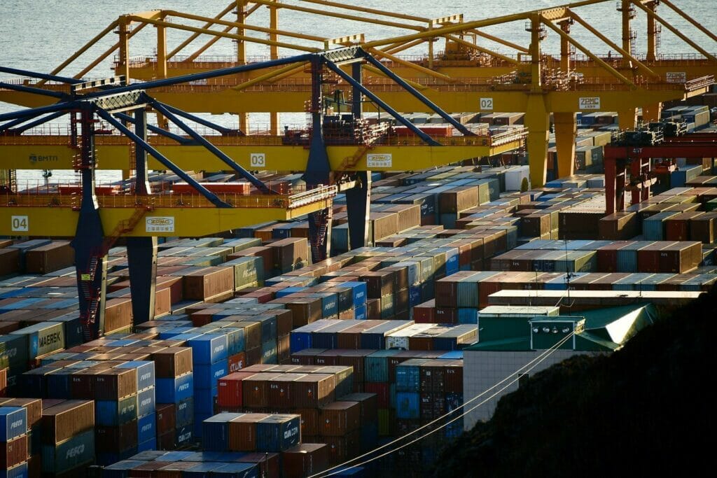 Казахстан ограничит параллельный импорт подсанкционных товаров в РФ