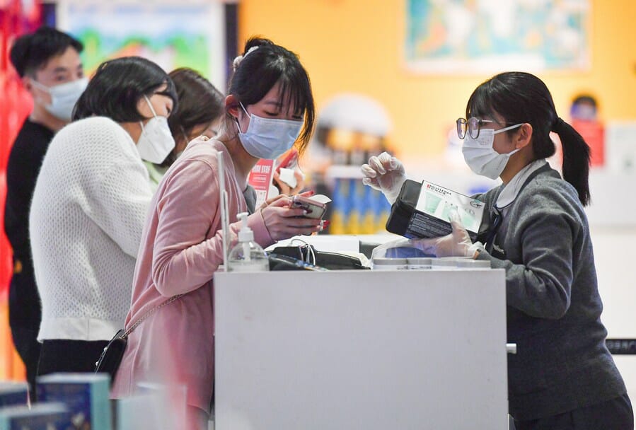 Китайские горожане готовы больше потреблять, инвестировать и учиться