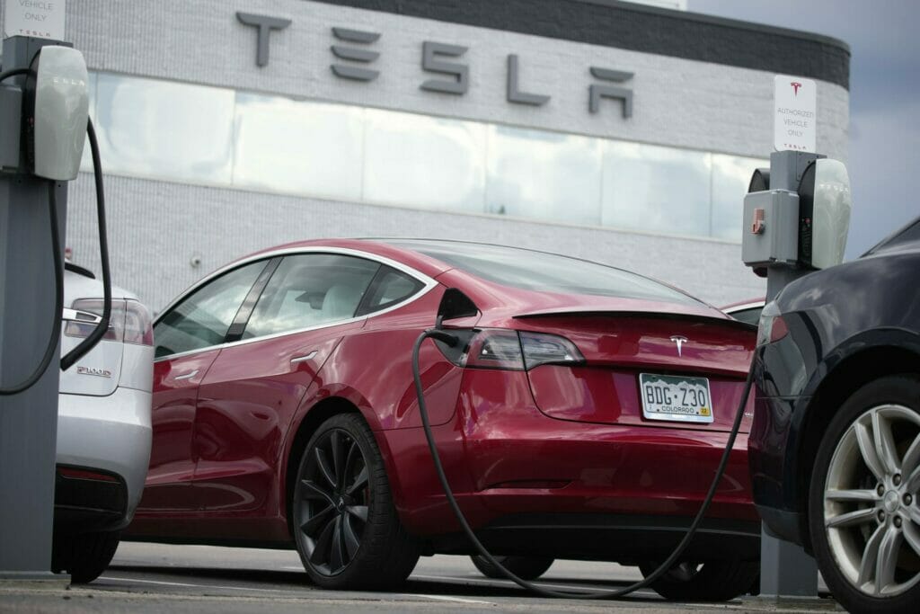 Tesla снижает цены на электрокары пятый раз с января