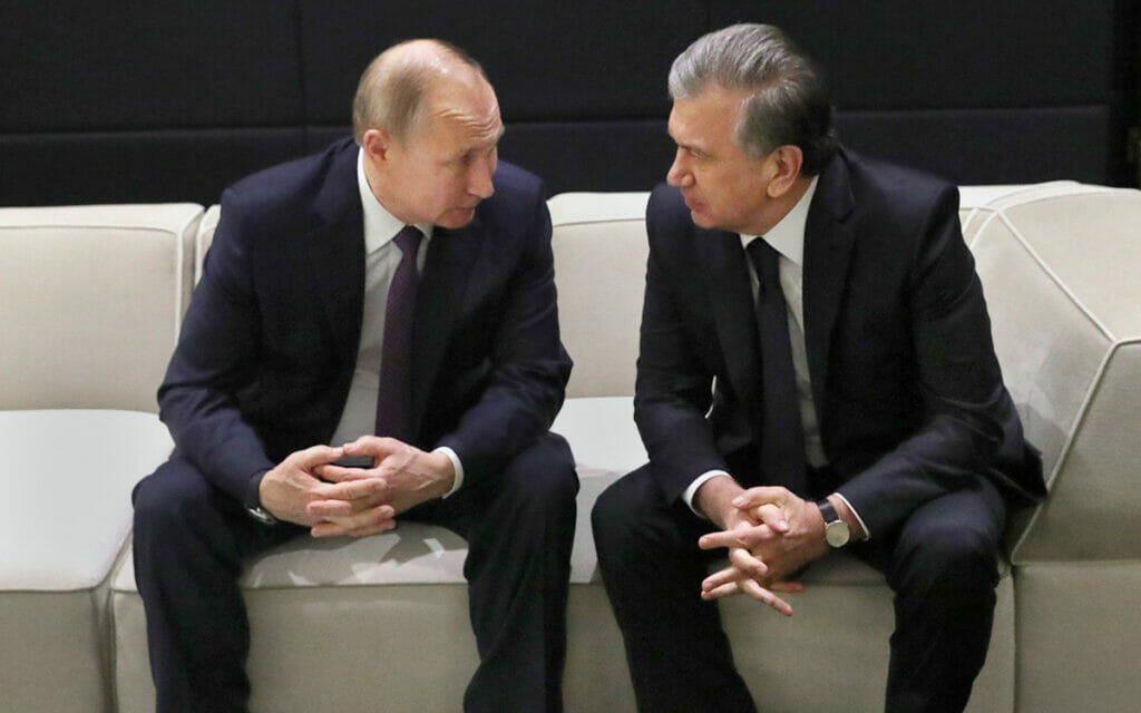 Мирзиёев обсудил по телефону с Путиным наращивание товарооборота