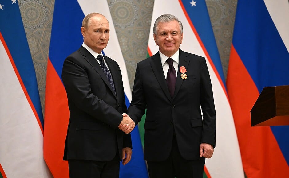 Мирзиёев поблагодарил Путина за помощь в проведении референдума