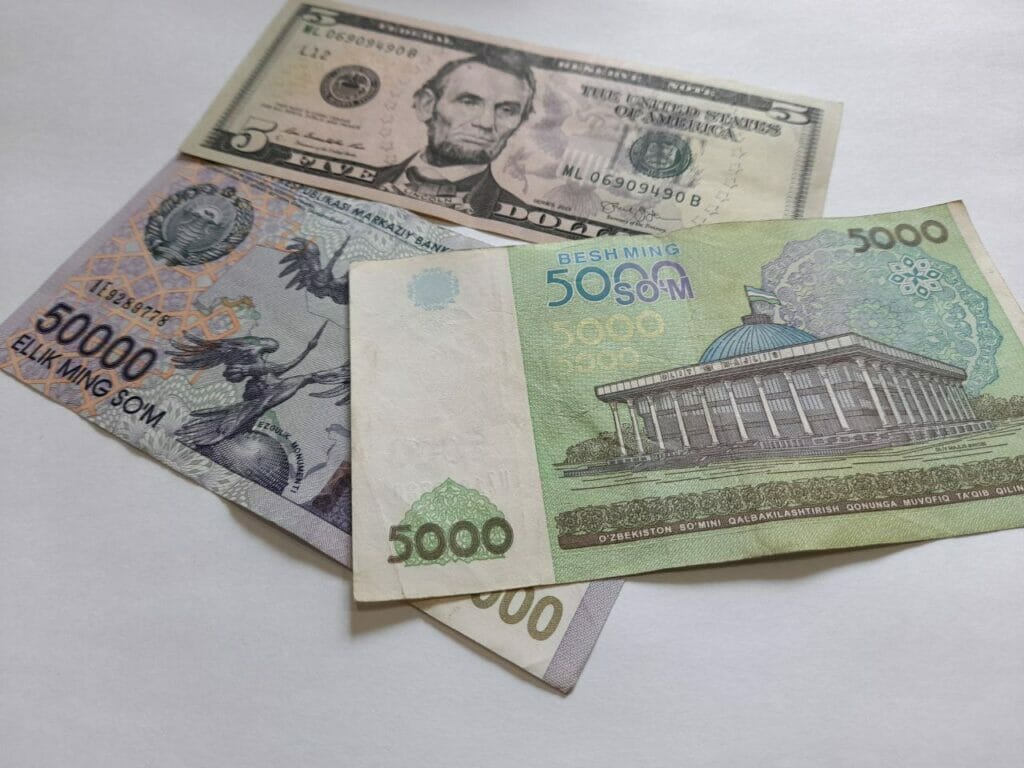 So’m yana o’z o’rnini yo’qotmoqda