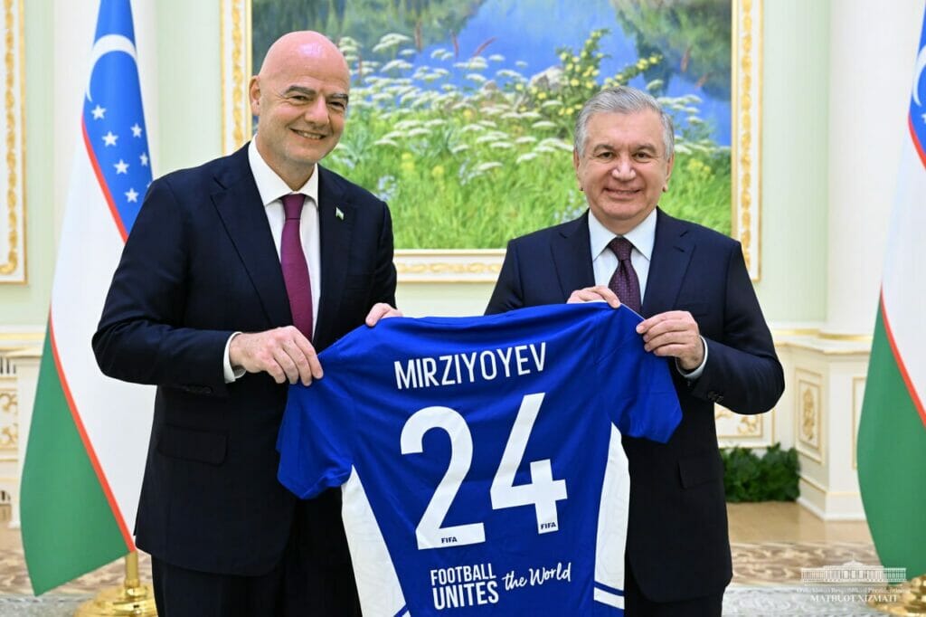 Глава FIFA подарил Мирзиёеву именную футболку с номером 24