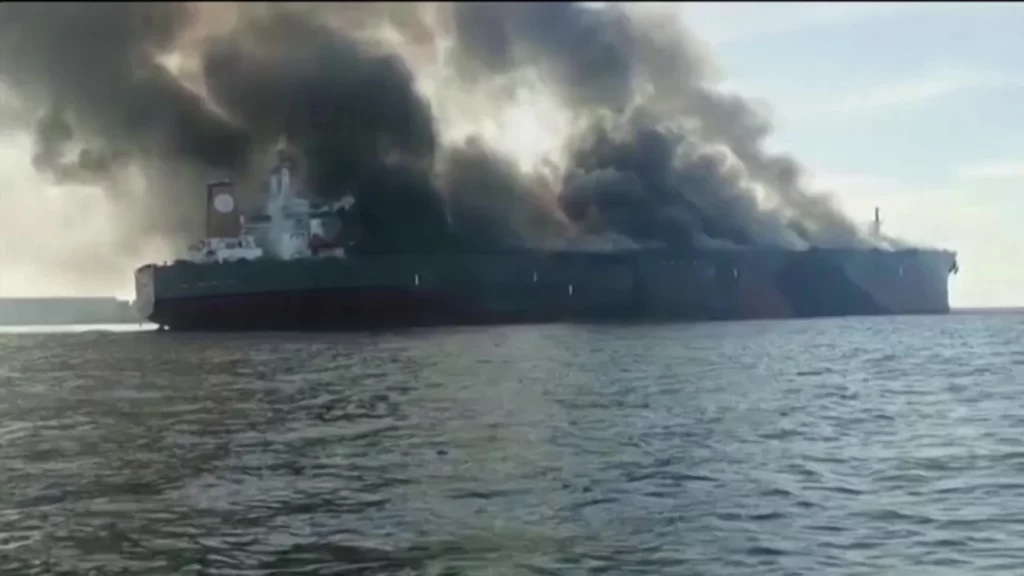 У берегов Индонезии взорвался нефтяной танкер