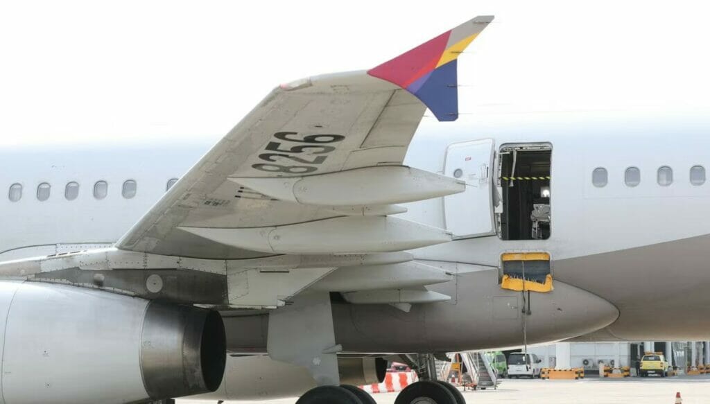 Пассажир Asiana Airlines распахнул дверь самолета в воздухе