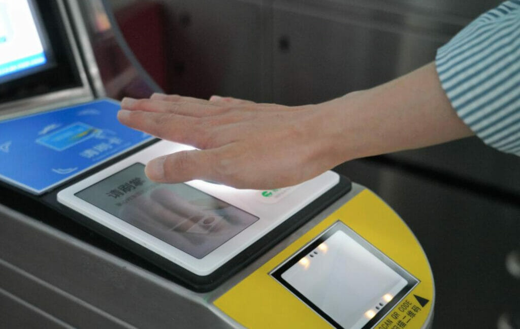 Pekin metrosida yo’l haqini kaft izi bilan to’lash mumkin