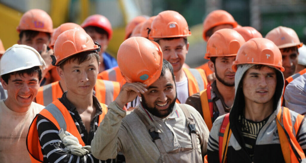 Rossiyada migrantlar va mahalliy aholining maoshlarini tenglashtirmoqchi