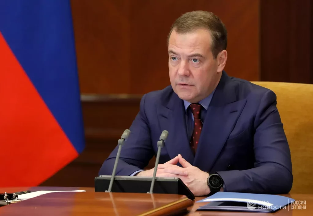 Медведев призвал помочь обучить детей мигрантов русскому языку
