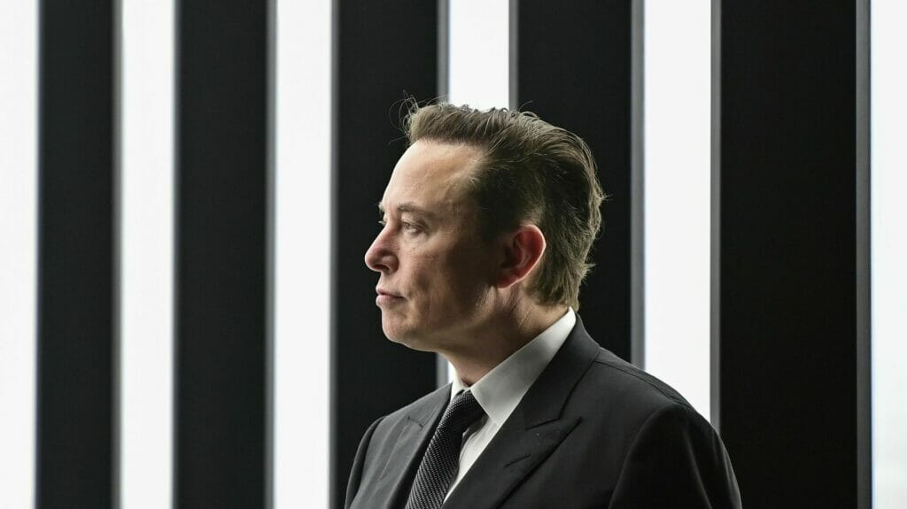 Илон Маск: «Цук, твоя жена водит Tesla»