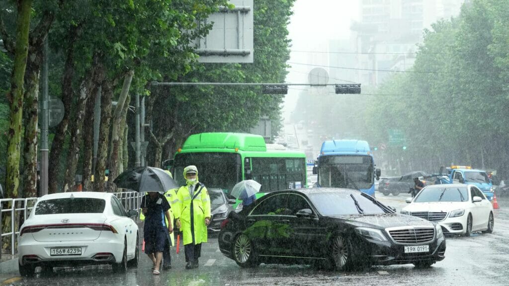 В Южной Корее ливни унесли жизни почти 40 человек